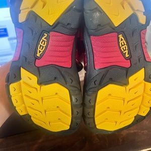 Kids keens barely worn